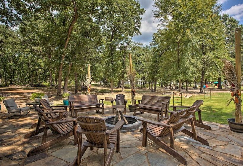 Kingston Home W/ Pickleball: Steps To Lake Texoma!