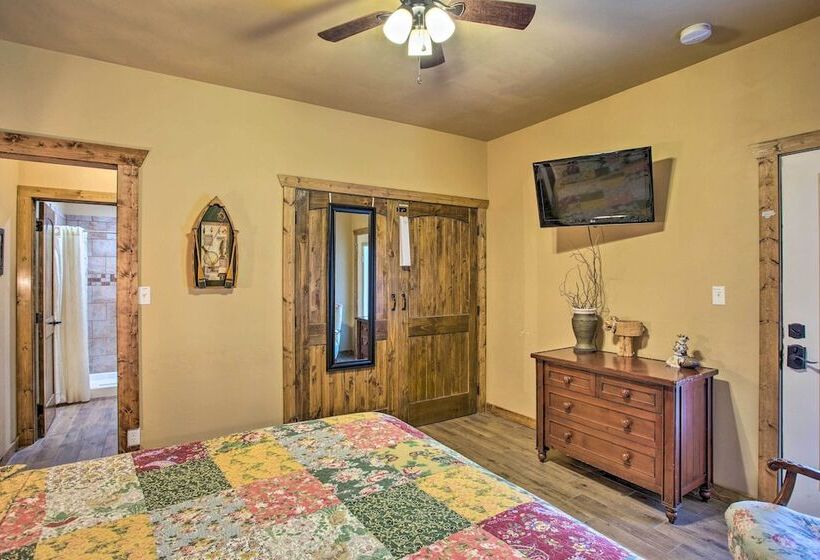 Kingston Home W/ Pickleball: Steps To Lake Texoma!