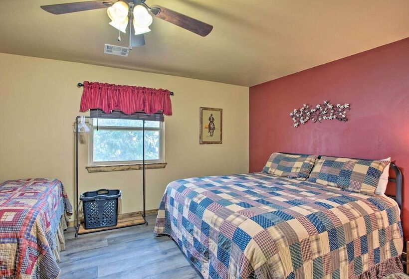 Kingston Home W/ Pickleball: Steps To Lake Texoma!