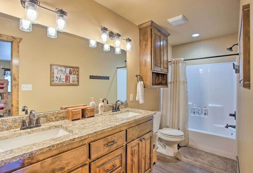 Kingston Home W/ Pickleball: Steps To Lake Texoma!