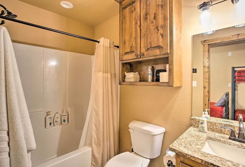 Kingston Home W/ Pickleball: Steps To Lake Texoma!