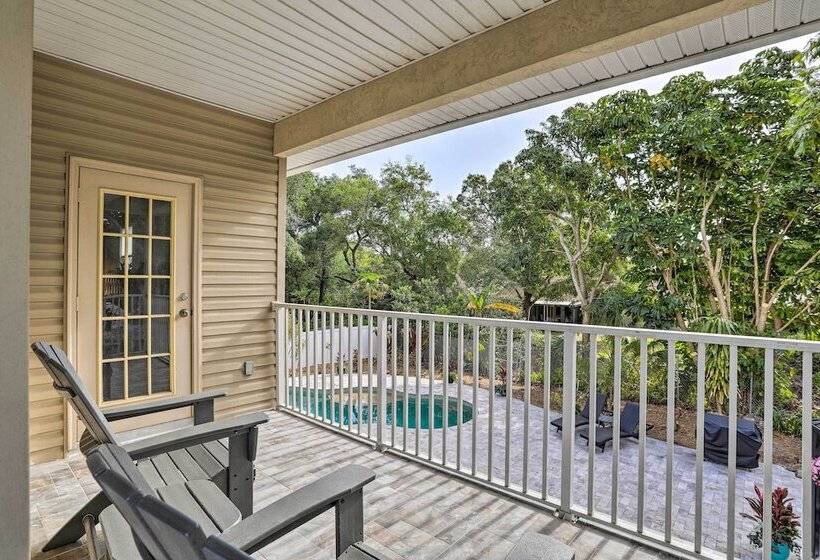 Modern Clearwater Home W/ Deck: 9 Mi To Beach