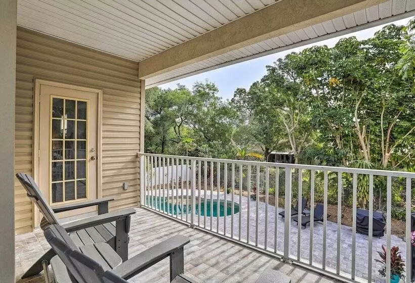 Modern Clearwater Home W/ Deck: 9 Mi To Beach