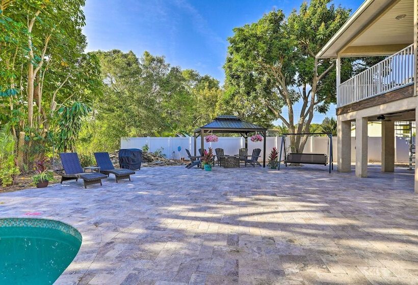 Modern Clearwater Home W/ Deck: 9 Mi To Beach