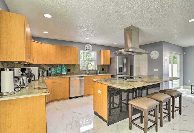 Modern Clearwater Home W/ Deck: 9 Mi To Beach