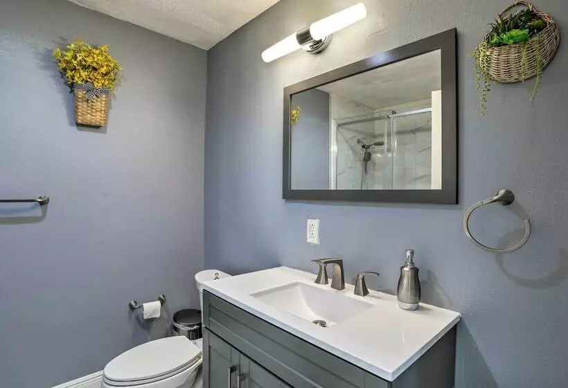 Modern Clearwater Home W/ Deck: 9 Mi To Beach