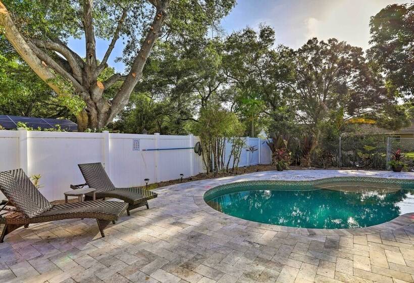 Modern Clearwater Home W/ Deck: 9 Mi To Beach