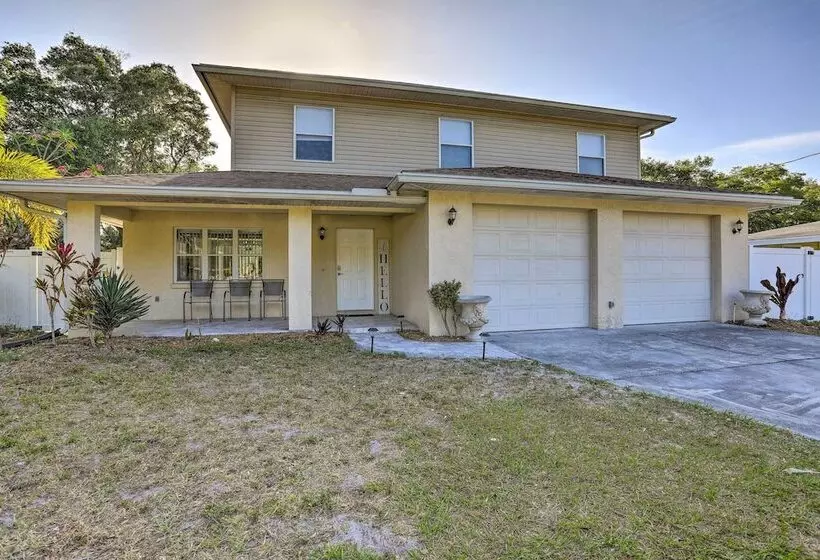 Modern Clearwater Home W/ Deck: 9 Mi To Beach