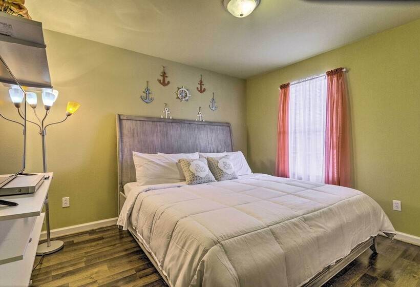 Navarre Beach House: Minutes To Restaurants!