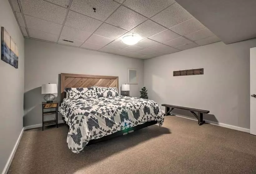 The Red Pine Cabin  W/ Private Pond & Dock!