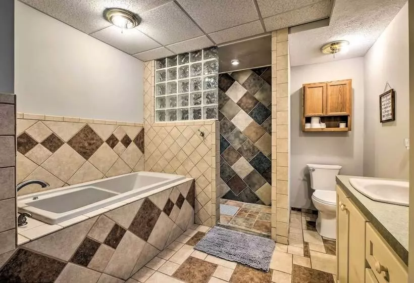 The Red Pine Cabin  W/ Private Pond & Dock!