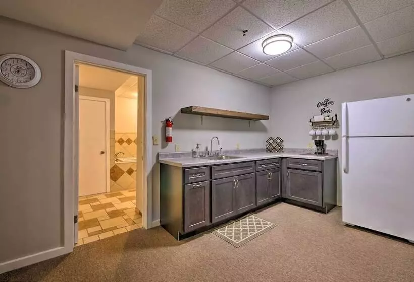 The Red Pine Cabin  W/ Private Pond & Dock!