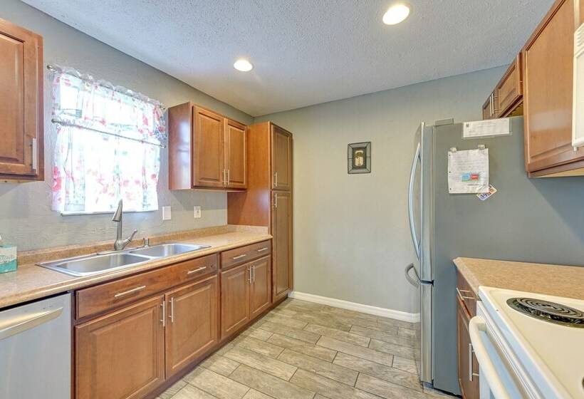 Dog Friendly Home W/ Yard ~ 6 Miles To The Beach!