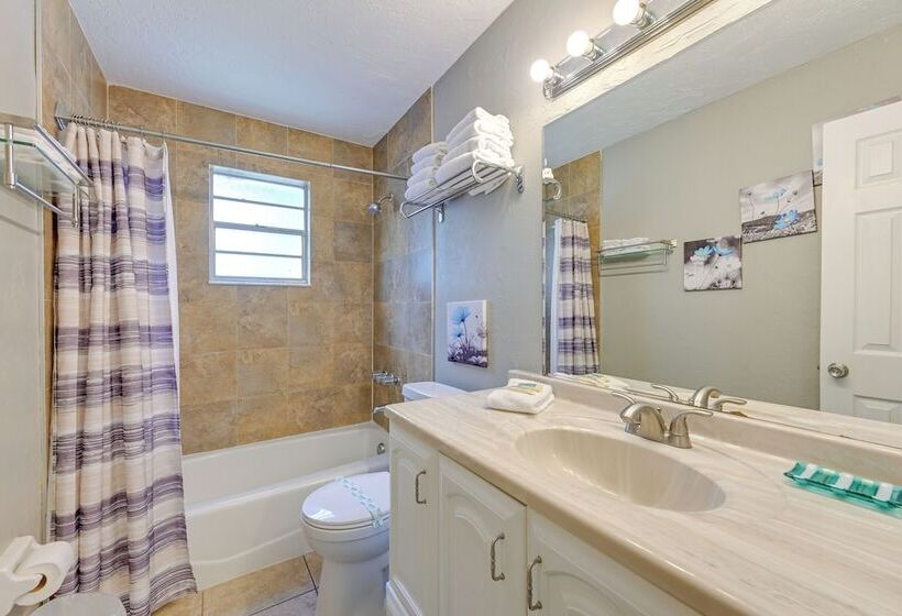 Dog Friendly Home W/ Yard ~ 6 Miles To The Beach!