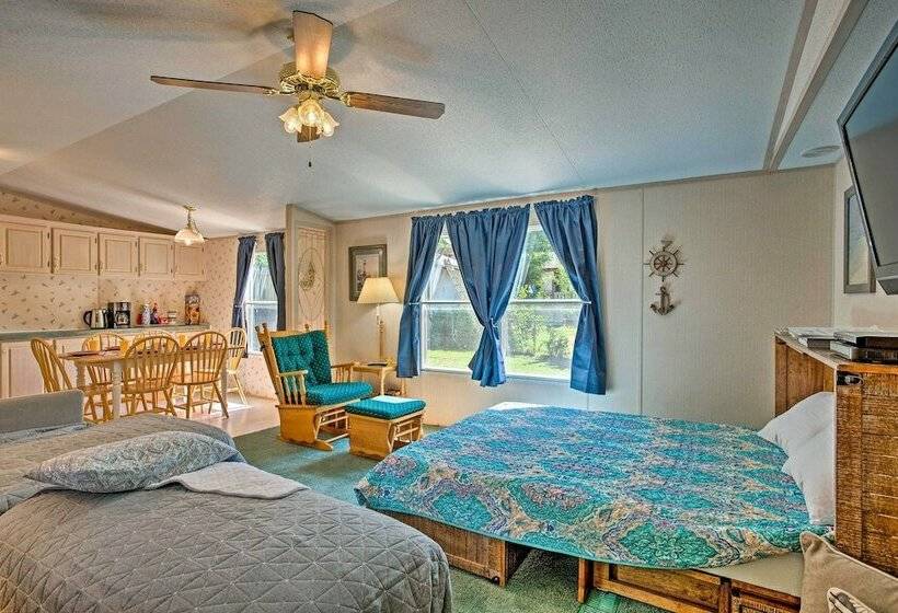 Pet Friendly Kingston Home W/ Deck & Fire Pit