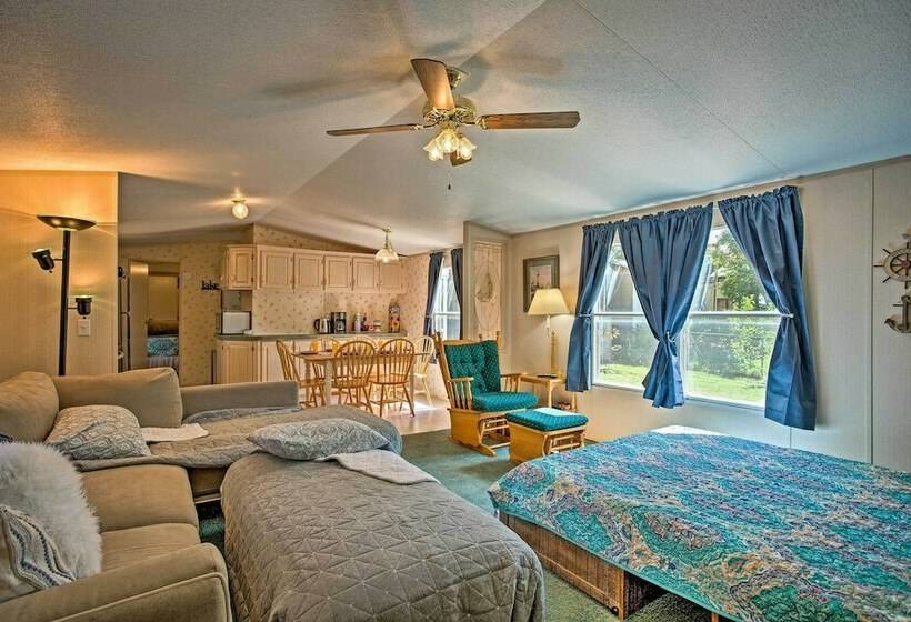 Pet Friendly Kingston Home W/ Deck & Fire Pit