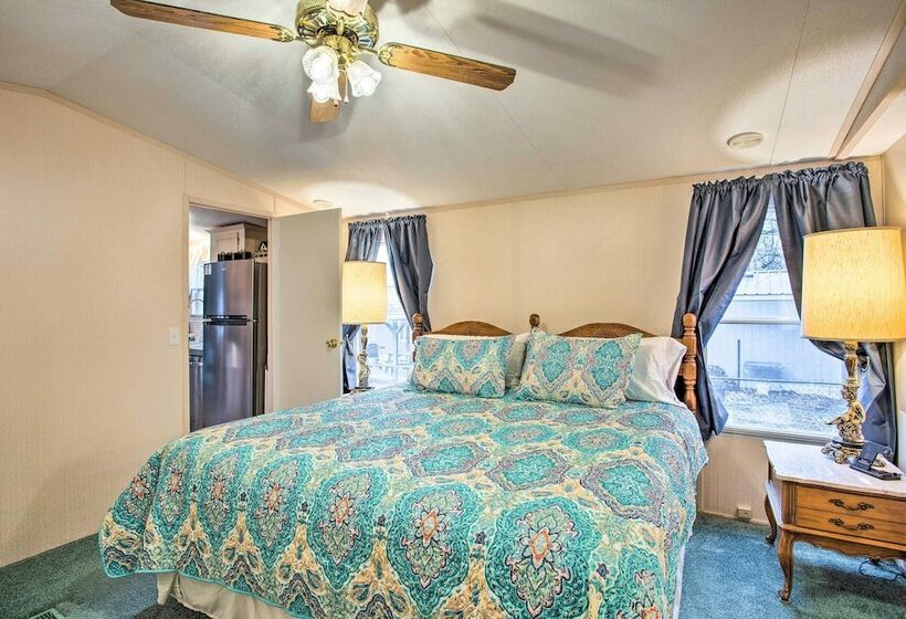 Pet Friendly Kingston Home W/ Deck & Fire Pit