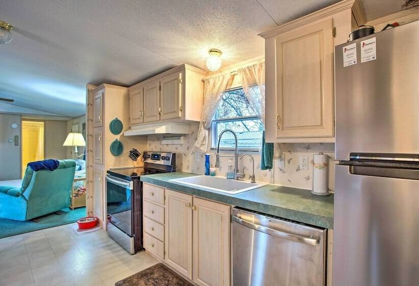 Pet Friendly Kingston Home W/ Deck & Fire Pit