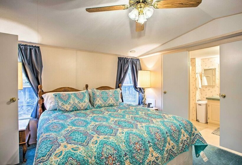 Pet Friendly Kingston Home W/ Deck & Fire Pit