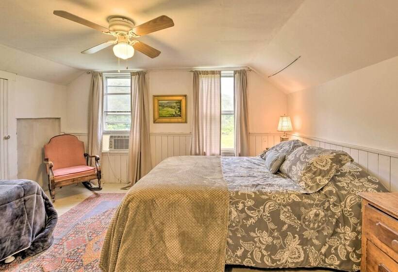 Pet Friendly Roxbury Farmhouse On 350 Acres!