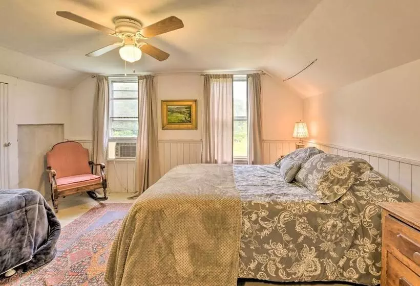 Pet Friendly Roxbury Farmhouse On 350 Acres!