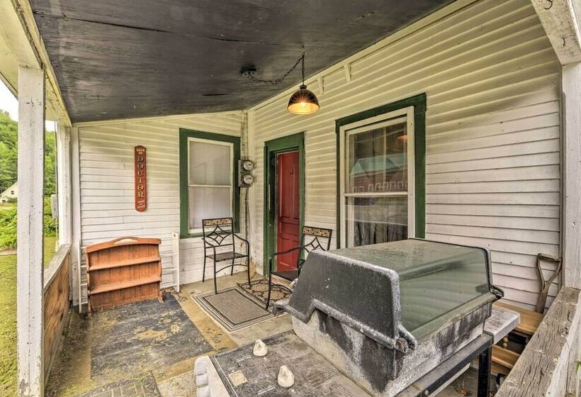 Pet Friendly Roxbury Farmhouse On 350 Acres!