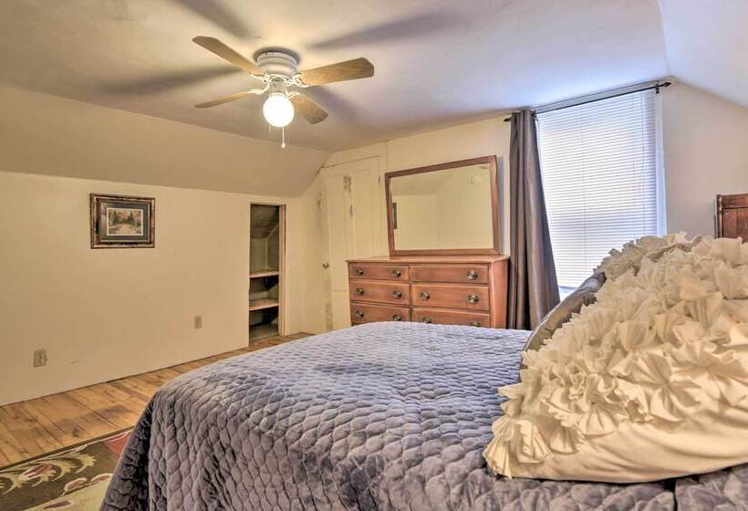 Pet Friendly Roxbury Farmhouse On 350 Acres!