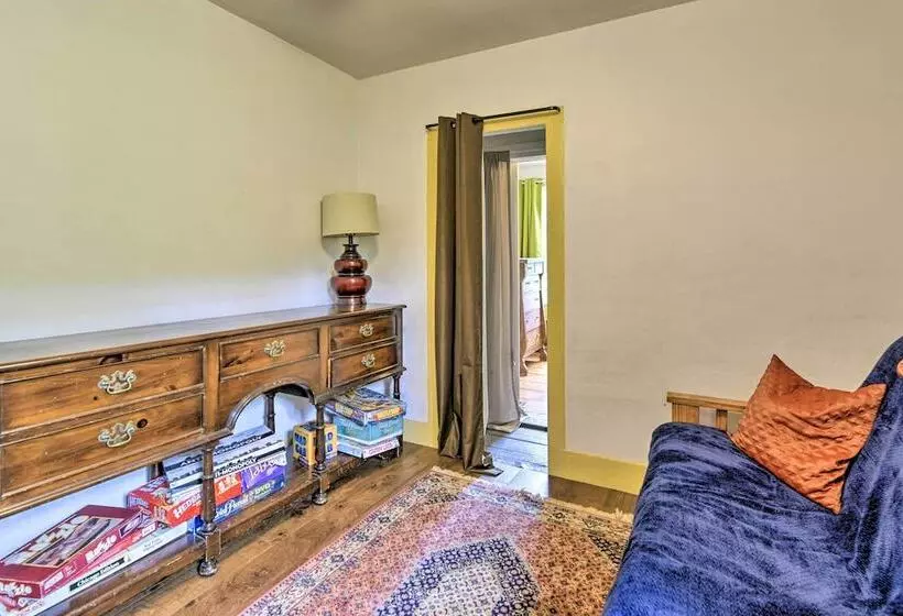 Pet Friendly Roxbury Farmhouse On 350 Acres!