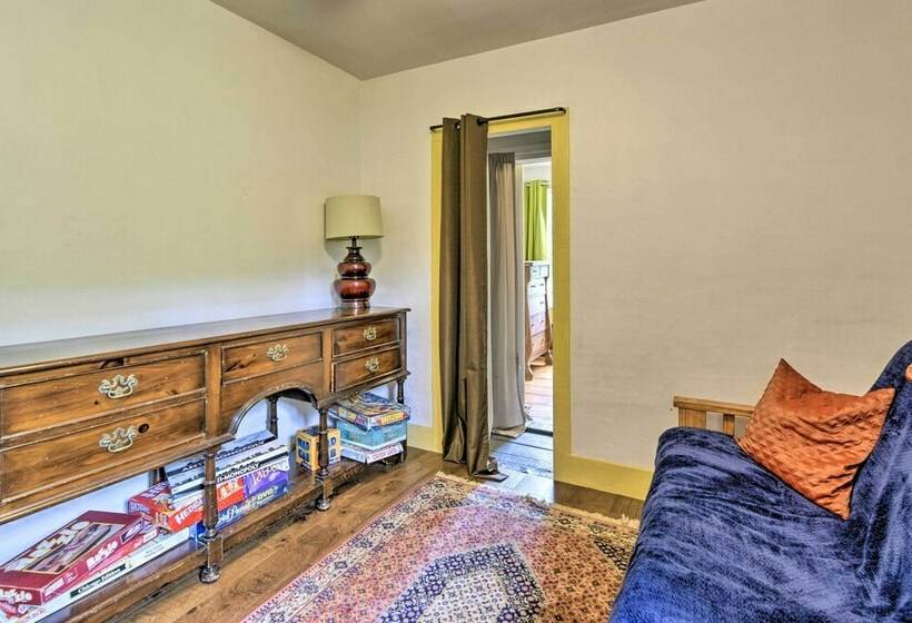 Pet Friendly Roxbury Farmhouse On 350 Acres!