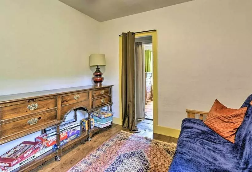 Pet Friendly Roxbury Farmhouse On 350 Acres!