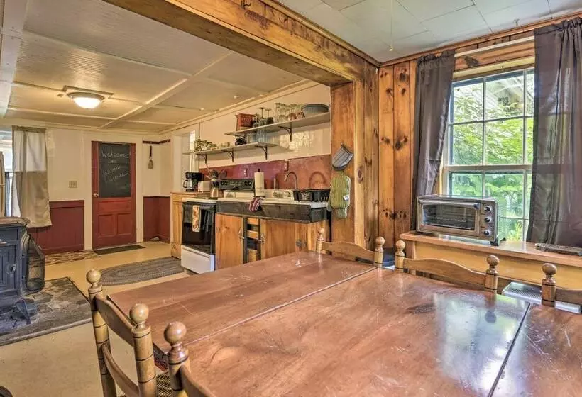 Pet Friendly Roxbury Farmhouse On 350 Acres!