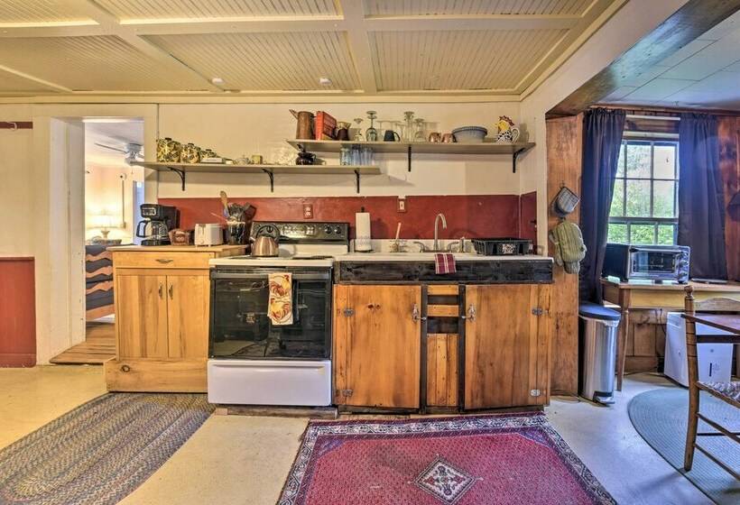 Pet Friendly Roxbury Farmhouse On 350 Acres!