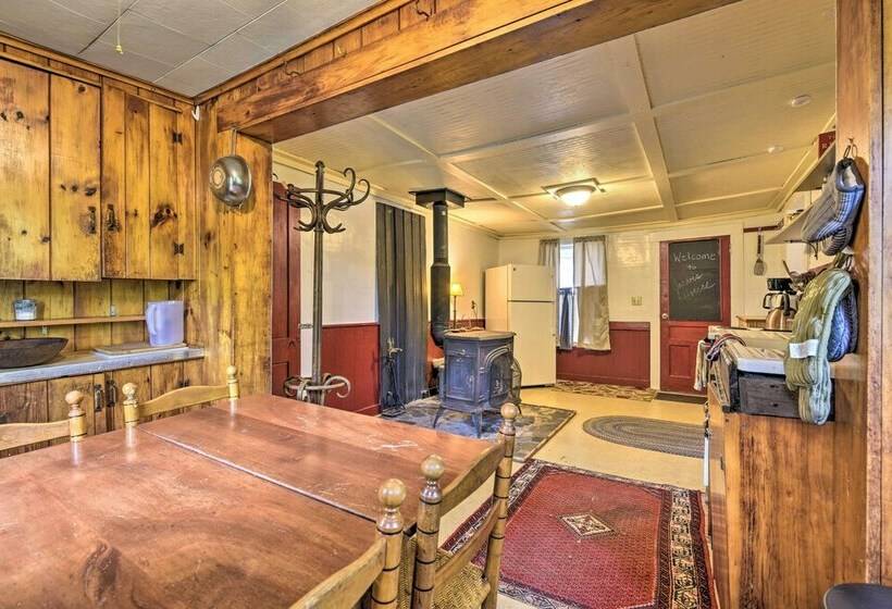 Pet Friendly Roxbury Farmhouse On 350 Acres!