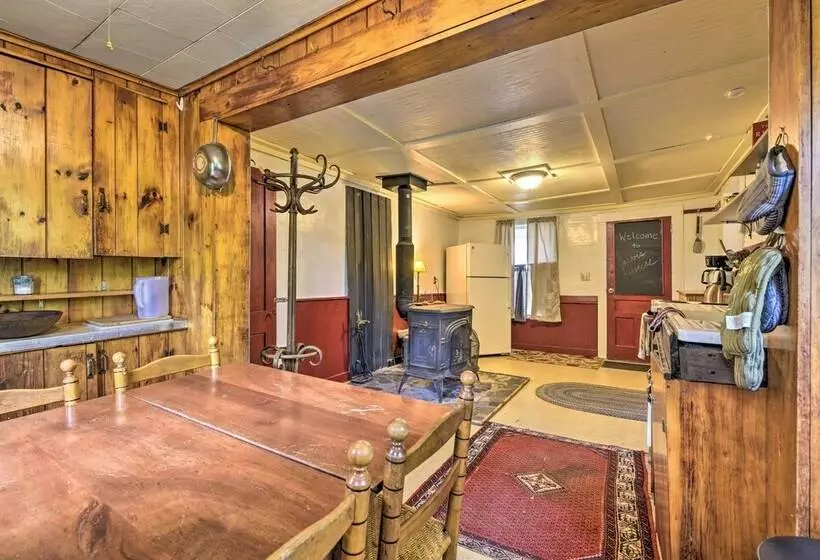 Pet Friendly Roxbury Farmhouse On 350 Acres!