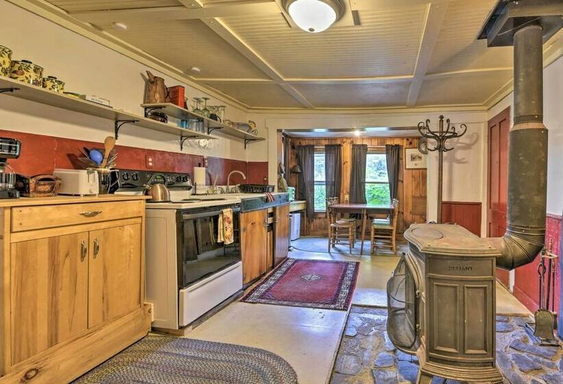 Pet Friendly Roxbury Farmhouse On 350 Acres!