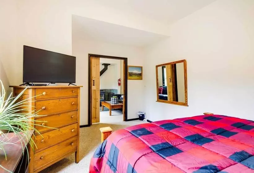 Roomy Alma Cabin W/ Pool Table: Ski, Hike, & Fish!