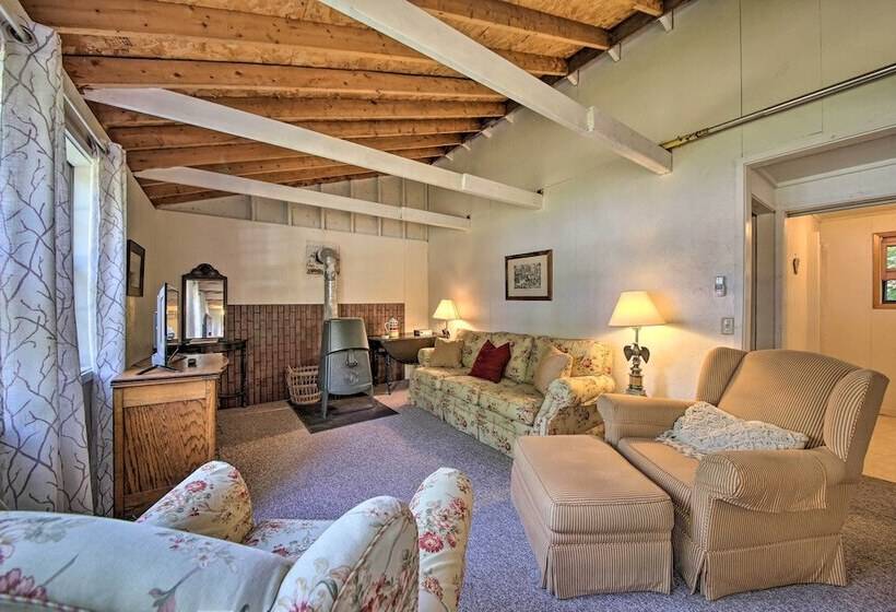 Rustic Retreat Across From Lake; Family Friendly!