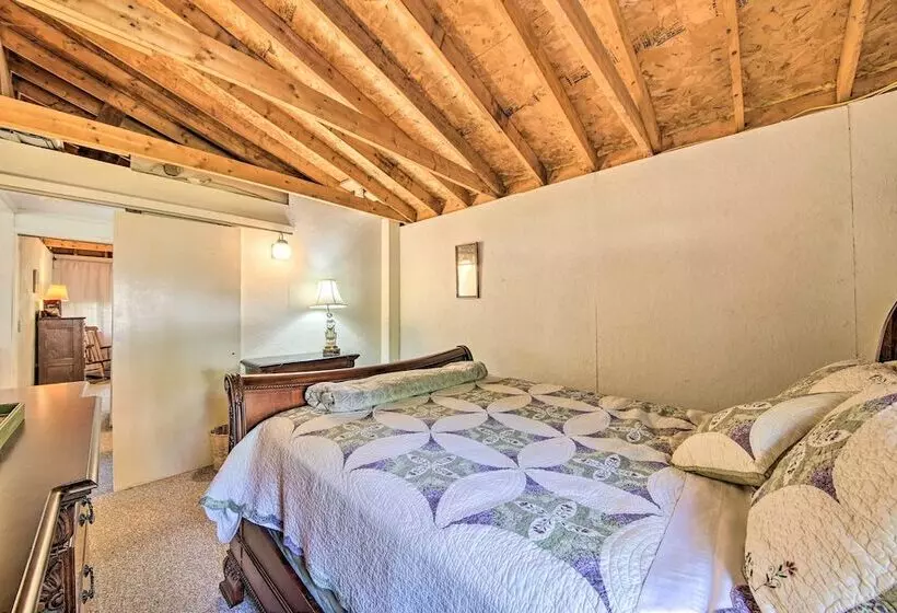 Rustic Retreat Across From Lake; Family Friendly!