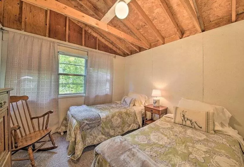 Rustic Retreat Across From Lake; Family Friendly!