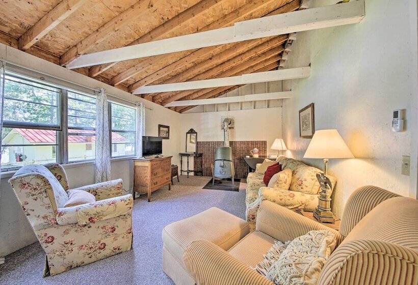 Rustic Retreat Across From Lake; Family Friendly!