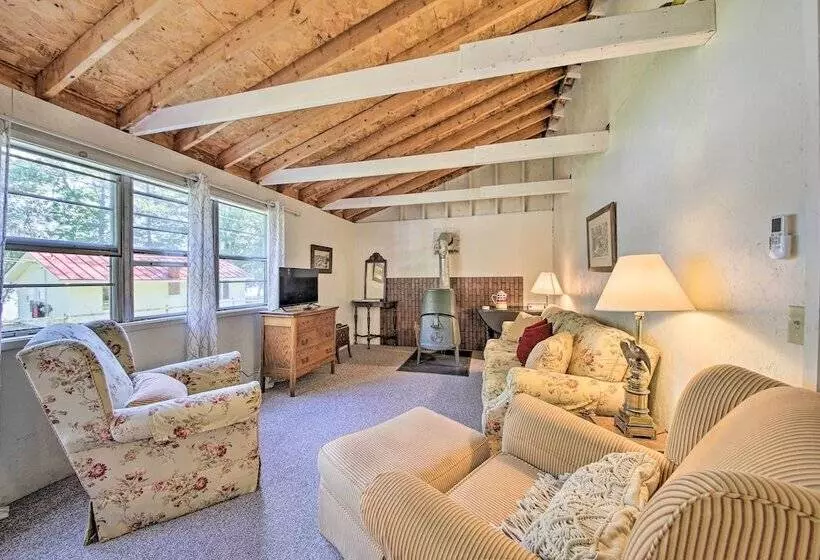 Rustic Retreat Across From Lake; Family Friendly!