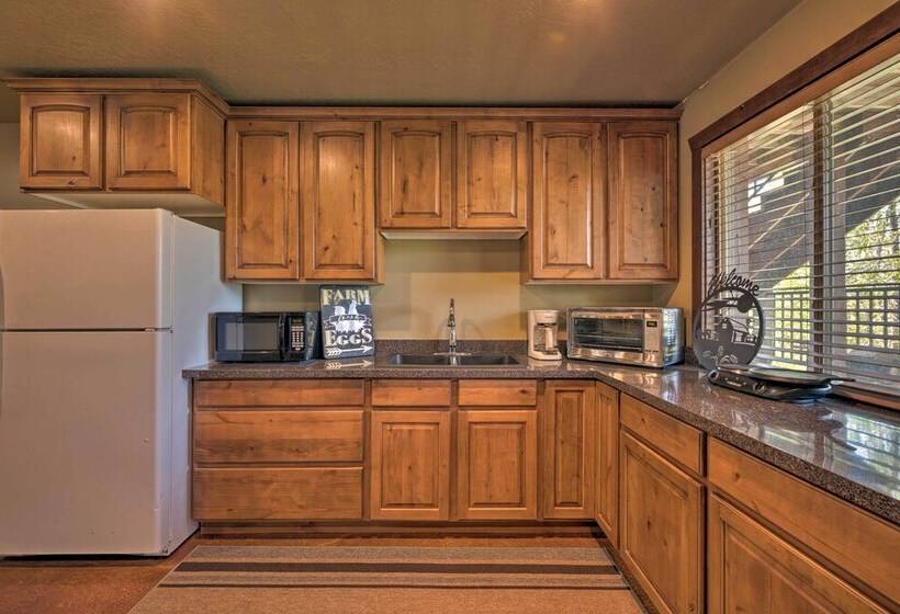 Secluded Sterling Abode: Near Palisade State Park!