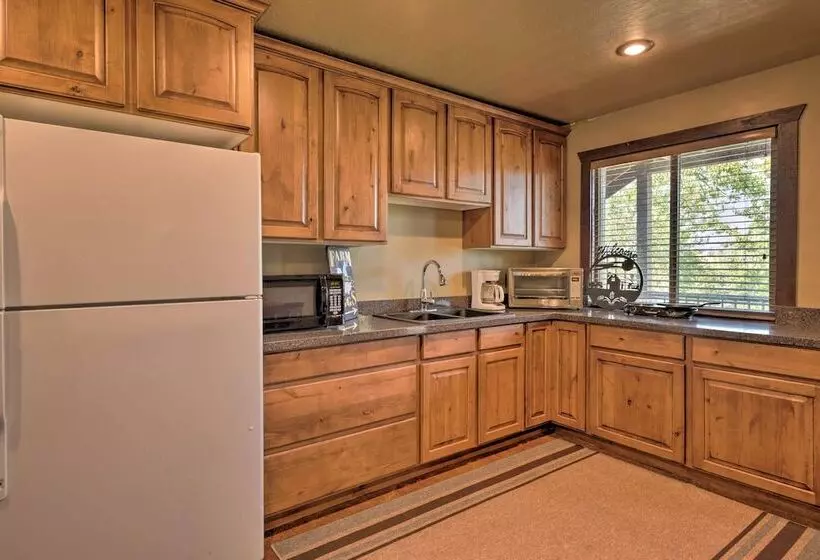 Secluded Sterling Abode: Near Palisade State Park!