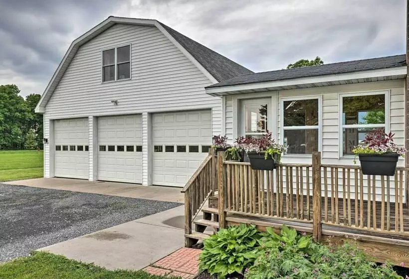 Cozy Seneca Falls Home Close To Cayuga Wine Trail!