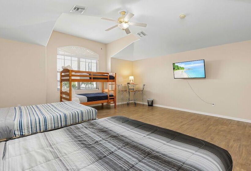 Canalfront Oasis: Cape Coral Home W/ Pool & Spa