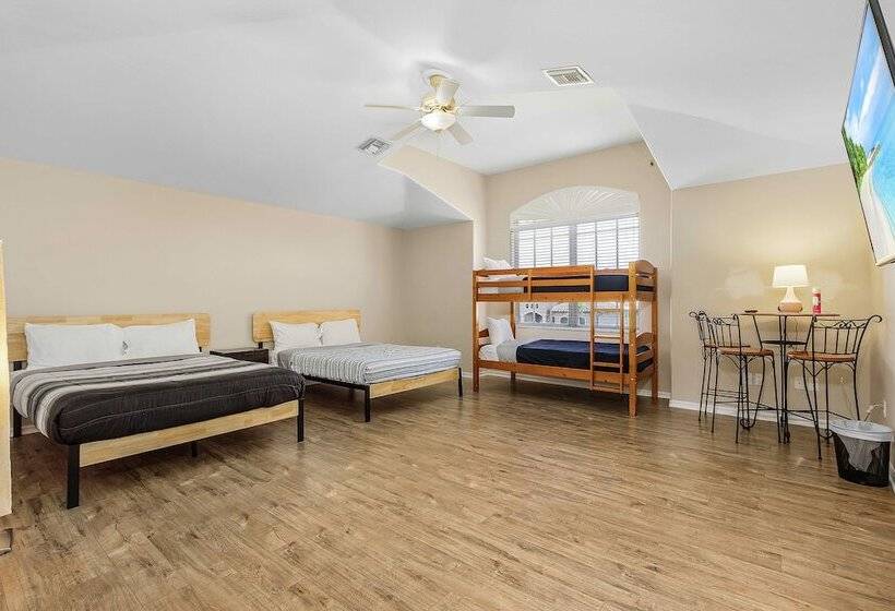 Canalfront Oasis: Cape Coral Home W/ Pool & Spa