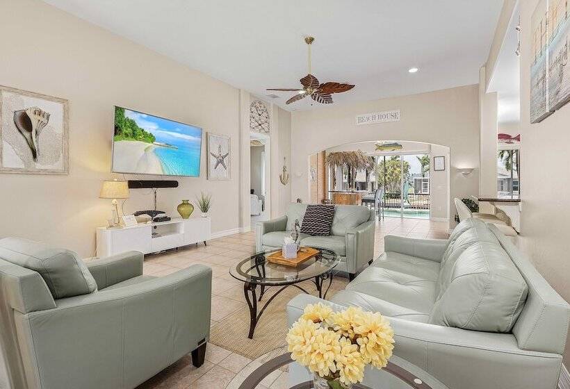 Canalfront Oasis: Cape Coral Home W/ Pool & Spa