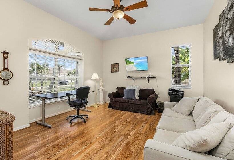 Canalfront Oasis: Cape Coral Home W/ Pool & Spa