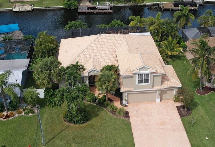 Canalfront Oasis: Cape Coral Home W/ Pool & Spa