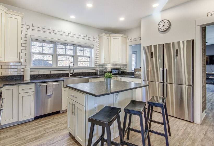 Mountain View, Fire Pit: Roomy Blue Ridge Home!